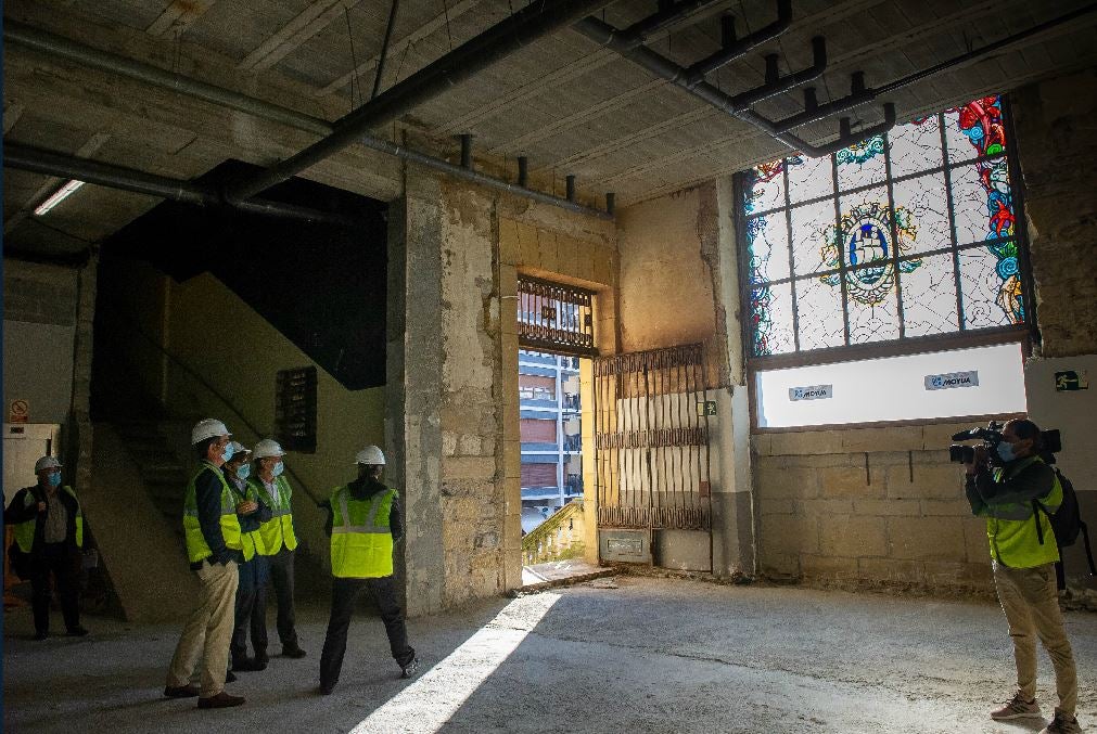 La segunda fase de las obras de remodelación del complejo del Mercado de la Bretxa de San Sebastián han arrancado este jueves. Los trabajos se centrarán en el histórico edificio Pescadería y durarán unos dos años.