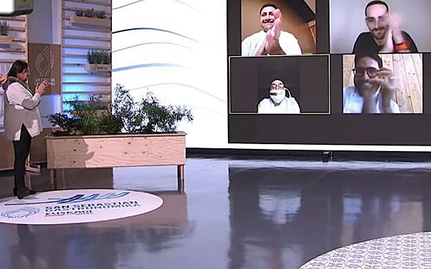 Roser Torras desveló el nombre del ganador, Germán Carrizo, abajo a la derecha. 