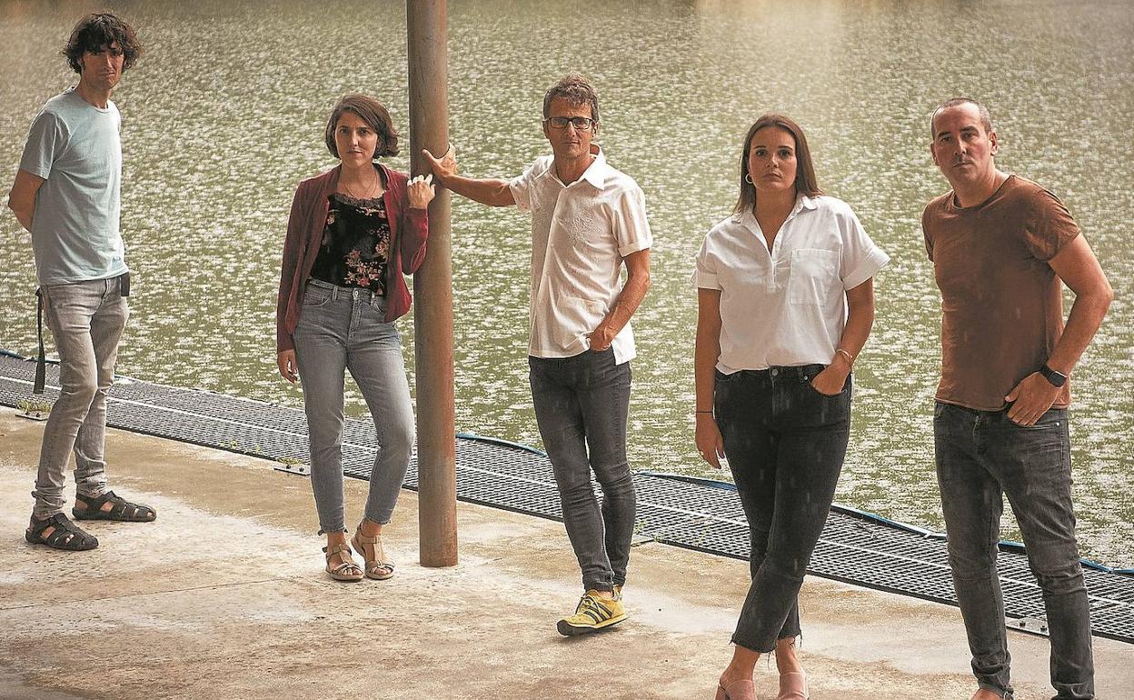 Hasier Oleaga, Itsaso Etxebeste, Juantxo Zeberio Etxetxipia, Elene Arandia eta Beñat Barandiaranek osatzen dute Tenpora .