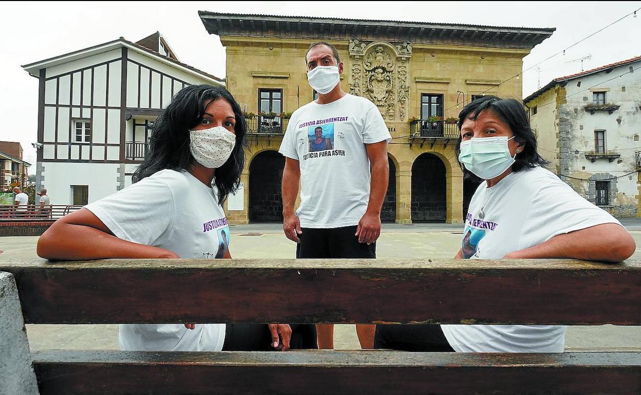 Yoana y Juanjo Niebla, hermanos de Asier, y su madre, Elena, posan en la plaza del Ayuntamiento de Urnieta.