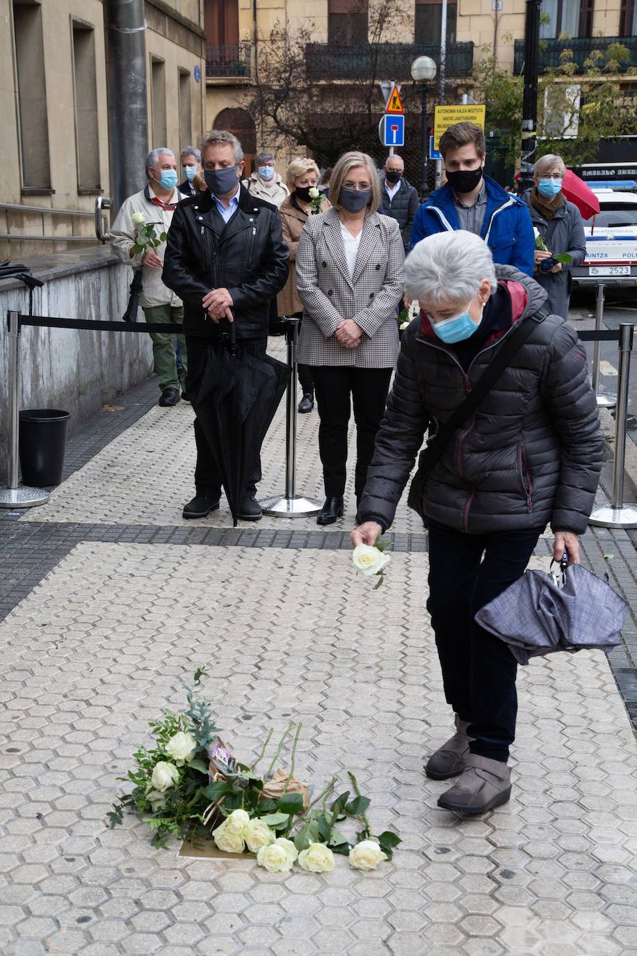 Donostia recuerda a la niña Begoña Urroz con una placa en su memoria.
