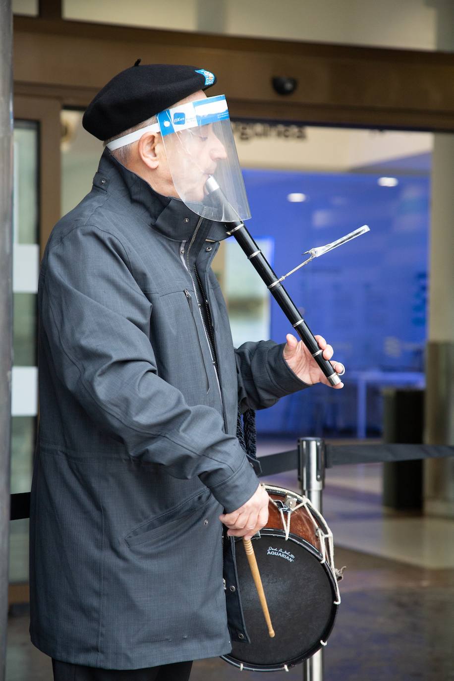 Donostia recuerda a la niña Begoña Urroz con una placa en su memoria.