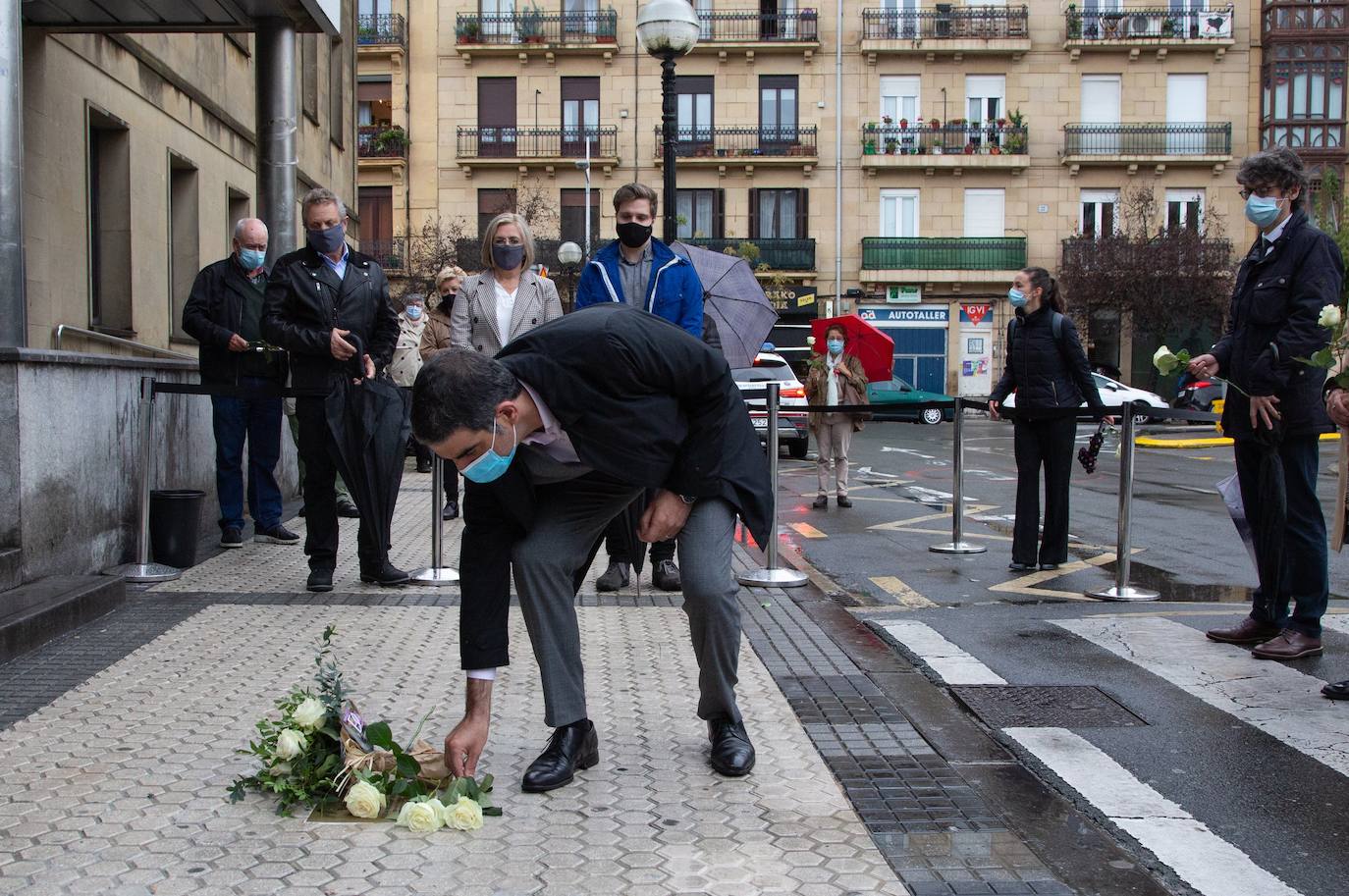 Donostia recuerda a la niña Begoña Urroz con una placa en su memoria.