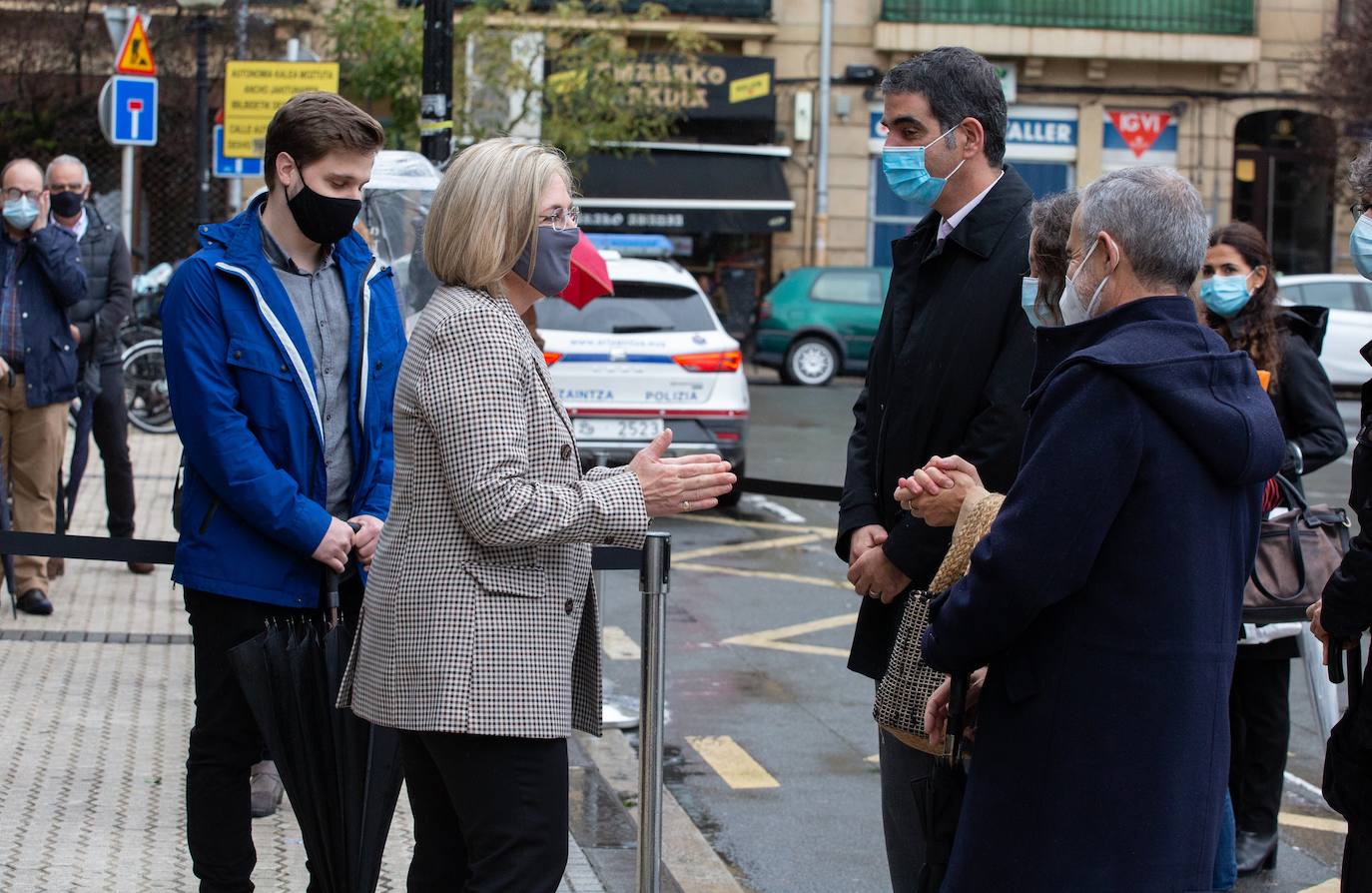 Donostia recuerda a la niña Begoña Urroz con una placa en su memoria.