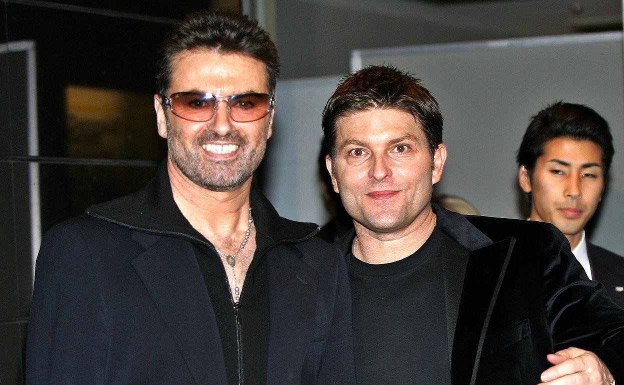 George Michael y Kenny Goss, en Tokio en 2005. 