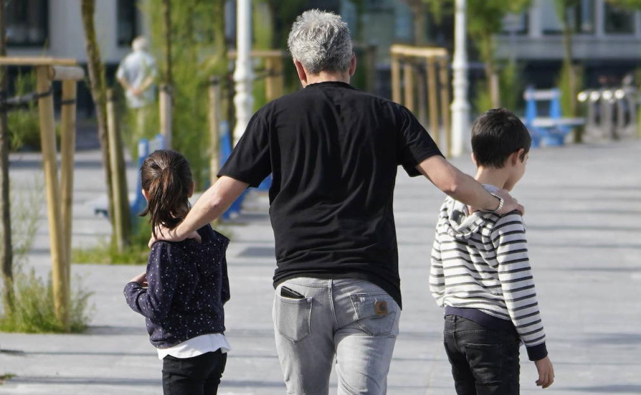 Un padre con sus hijos en la calle. Más de 3.100 familias guipuzcoanas han obtenido algún tipo de ayuda a la conciliación en 2020.