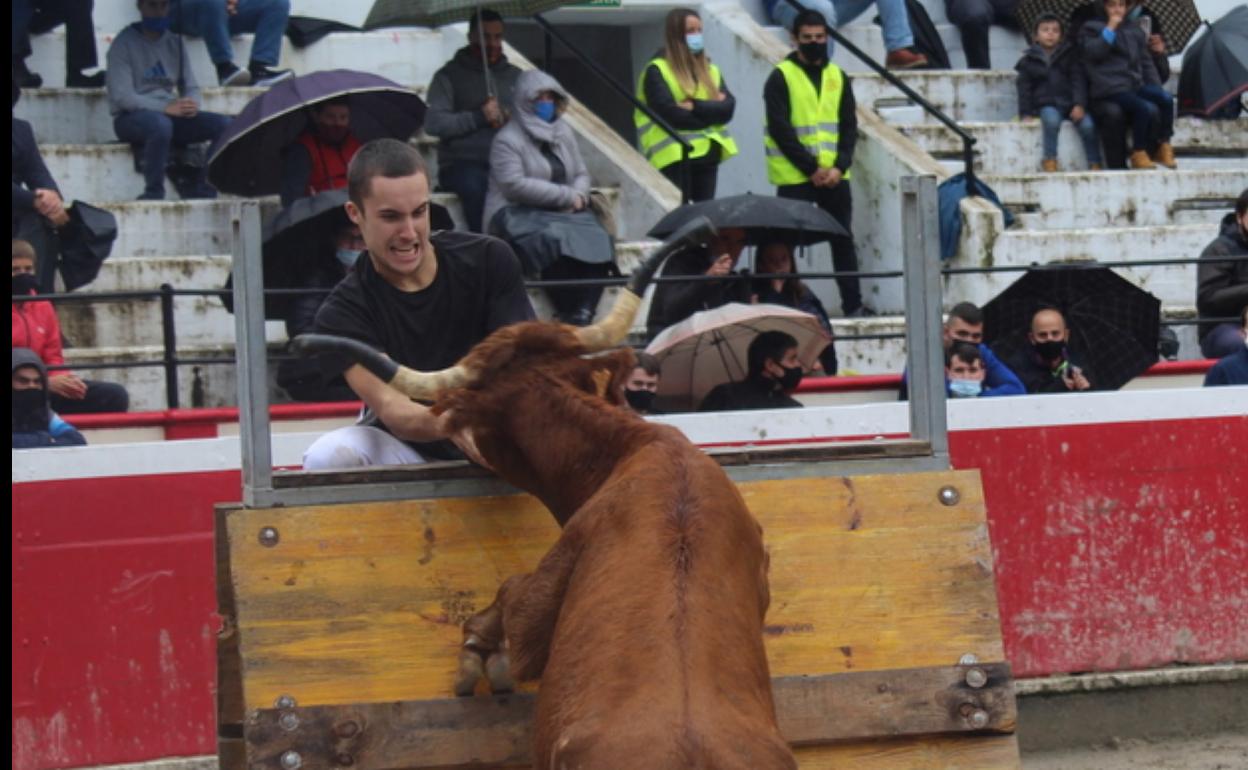 IV. Behi Suhar Eguneko talde irabazlea Lopene ganadutegiko kidearekin. Eskubian, Urko Arrieta, 'Vela' behiarekin arratsaldeko lanak osatu nahian. 