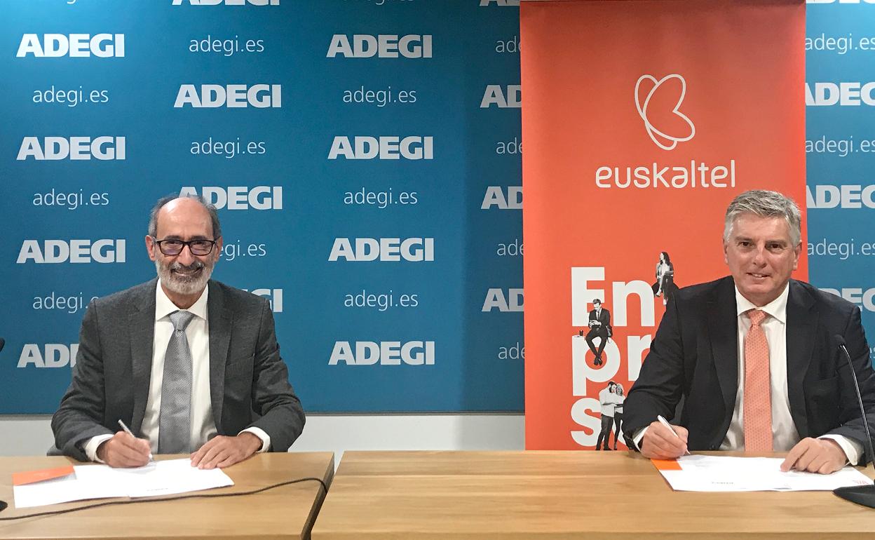 Eduardo Junkera y Xabier Iturbe, presidentes de Adegi y Euskaltel, respectivamente, firman el acuerdo. 
