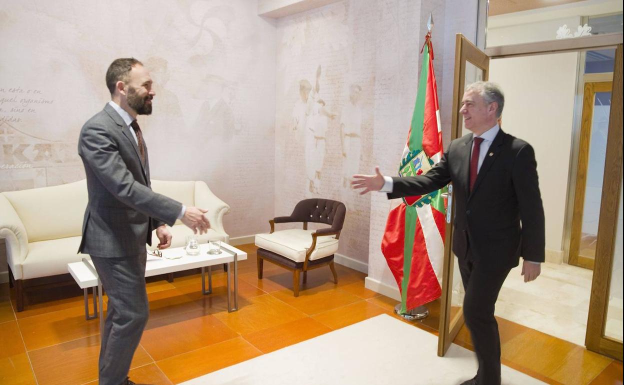El delegado del Gobierno, Denis Itxaso, y el lehendakari Iñigo Urkullu, en su primer encuentro institucional el pasado 2 de marzo.