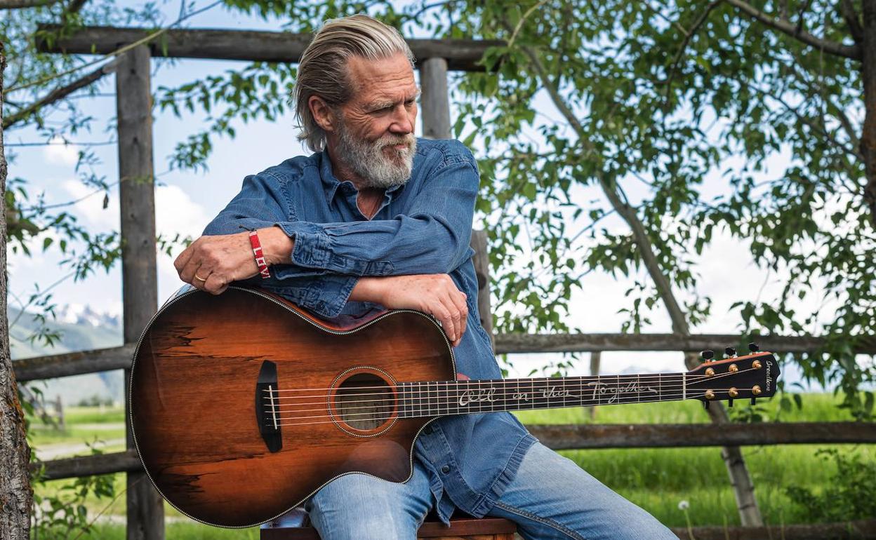 Jeff Bridges, con una de las guitarras eco.