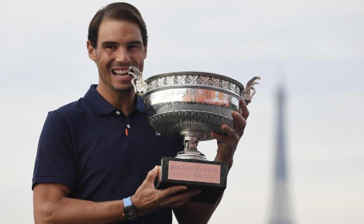 Rafa Nadal, con la copa de los mosqueteros ante la Torre Eiffel