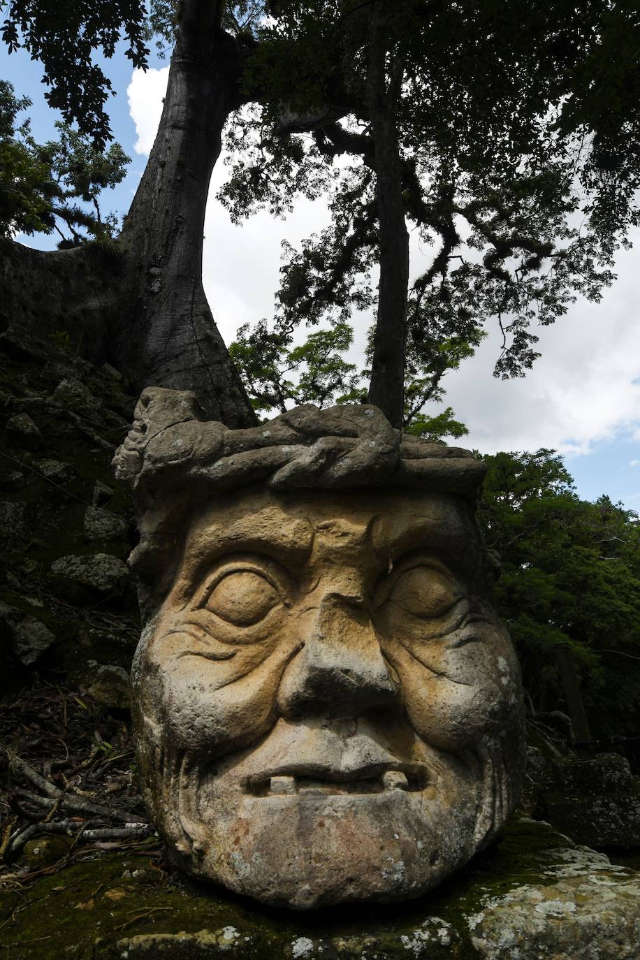 La escalinata de los jeroglíficos es la estrella del Parque Arqueológico de Copán, un patrimonio mundial legado por los mayas en el oeste de Honduras que sobrevive a los desafíos por la degradación de las estructuras antiguas. Con 63 escalones y una altura de 12 metros, la mole de 1.100 bloques monolíticos se levanta en este parque incrustado en un bosque localizado a unos 300 km al noroeste de Tegucigalpa. El valor universal de la escalinata, que llevó a la UNESCO a declararla Patrimonio Mundial en septiembre de 1980, «es la combinación excepcional de arquitectura, escultura y escritura», resalta el arqueólogo francés, René Viel. En Copán hay otros monumentos: el campo de pelota, en los túneles están las tumbas reales y el templo de Rosalila, pero la escalinata jeroglífica es el monumento más emblemático.