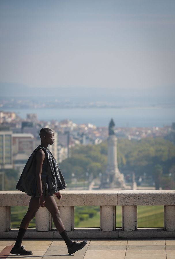 Hacer de la incertidumbre virtud ha llevado a los portugueses a eliminar por primera vez en su historia las referencias de estación, desaparecidas en favor de «las conversaciones que nuestros diseñadores sienten que deben mantenerse» en este momento, según la organización.