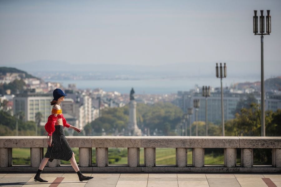 Hacer de la incertidumbre virtud ha llevado a los portugueses a eliminar por primera vez en su historia las referencias de estación, desaparecidas en favor de «las conversaciones que nuestros diseñadores sienten que deben mantenerse» en este momento, según la organización.