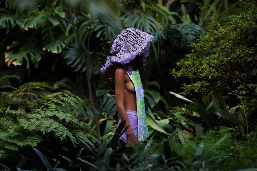 Hacer de la incertidumbre virtud ha llevado a los portugueses a eliminar por primera vez en su historia las referencias de estación, desaparecidas en favor de «las conversaciones que nuestros diseñadores sienten que deben mantenerse» en este momento, según la organización.