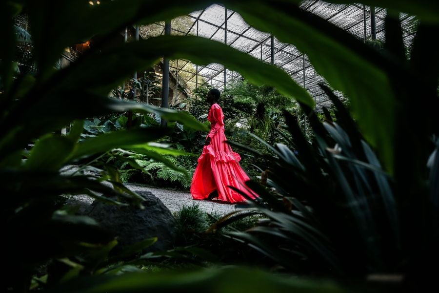 Hacer de la incertidumbre virtud ha llevado a los portugueses a eliminar por primera vez en su historia las referencias de estación, desaparecidas en favor de «las conversaciones que nuestros diseñadores sienten que deben mantenerse» en este momento, según la organización.