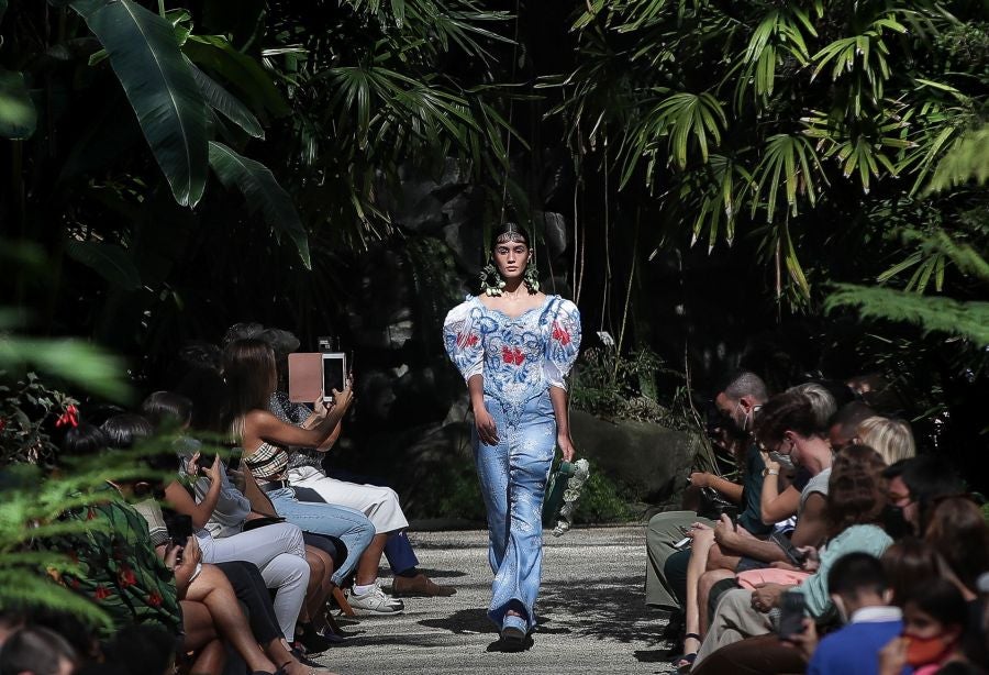 Hacer de la incertidumbre virtud ha llevado a los portugueses a eliminar por primera vez en su historia las referencias de estación, desaparecidas en favor de «las conversaciones que nuestros diseñadores sienten que deben mantenerse» en este momento, según la organización.