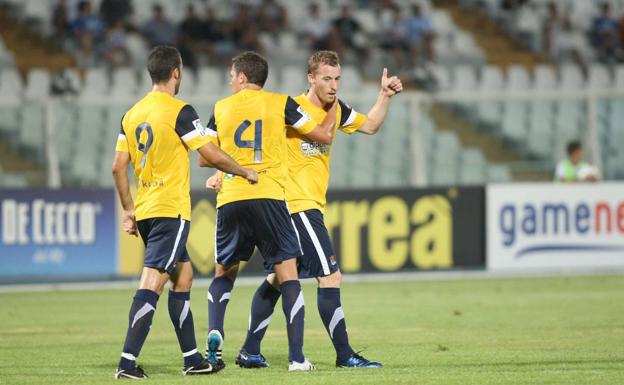 Agirretxe y Elustondo felicitan a Zurutuza, tras el gol del último en el amistoso de 2011 de la Real ante el Pescara.