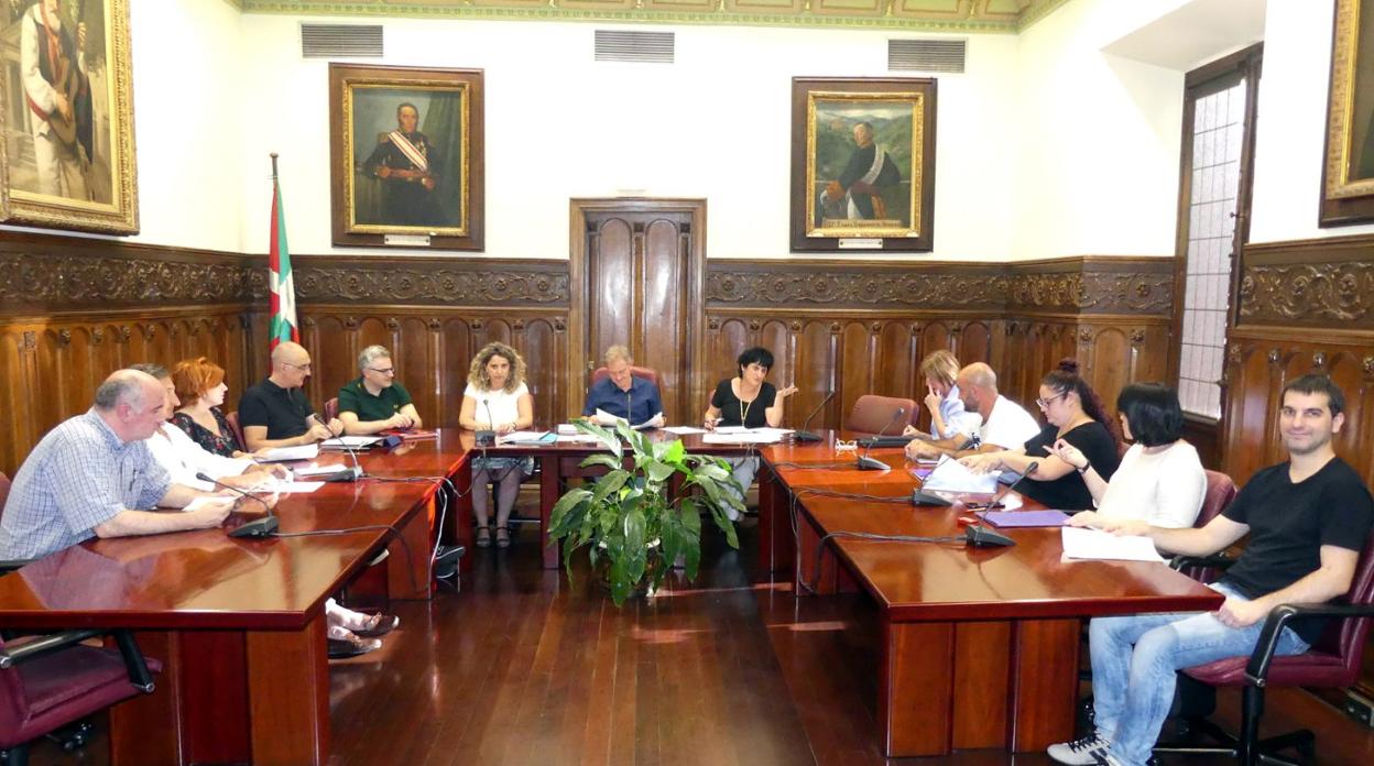 El Pleno de la corporación se reúne en la Sala Capitular de la Casa Consistorial para adoptar acuerdos cada mes. 