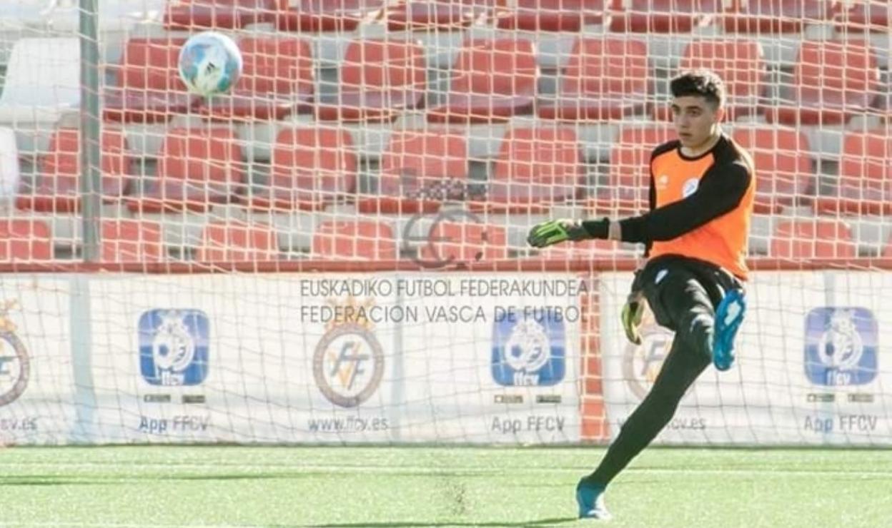 Alex Padilla en un saque de portería. 