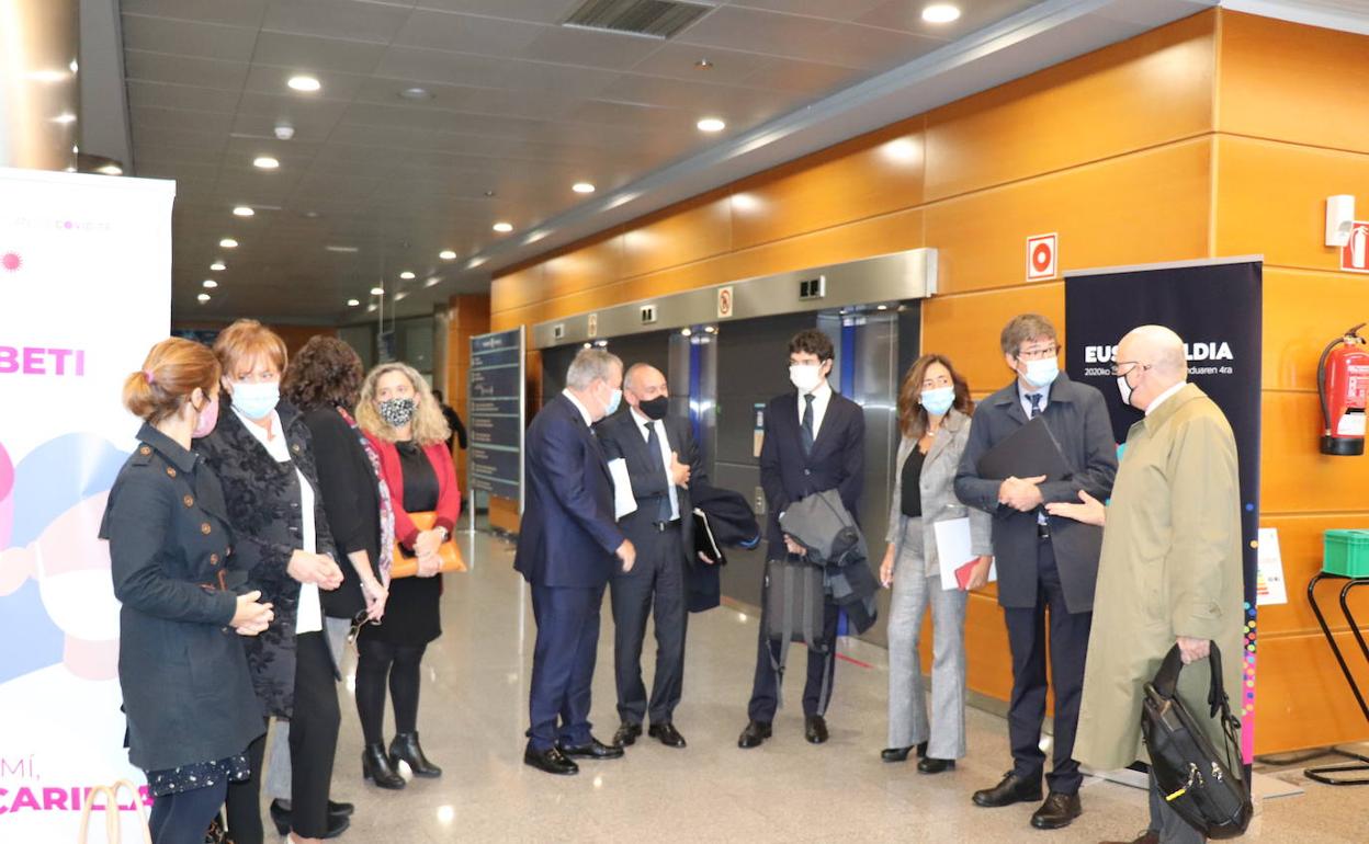 Representantes del Gobierno Vasco, las Diputaciones forales y Eudel, antes de la reunión del Consejo de Finanzas de este jueves. 