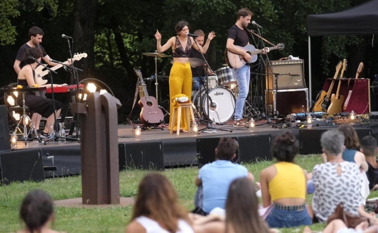 Izaro, en plena actuación en Chillida Leku en julio. 