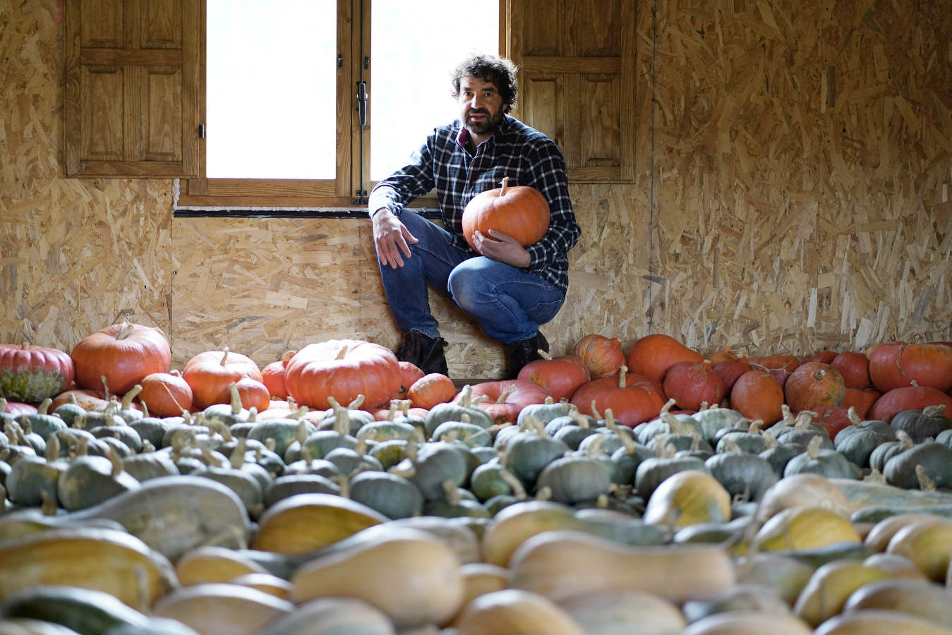 El ganadero Aitor Zapirain y el agricultor Julen Zulaika son dos de los jóvenes baserritarras que han recibido la ayuda económica de la Diputación 