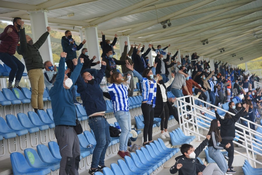 Muchos aficionados ya tenían mono de fútbol y hoy lo han podido saciar en el primer partido con aficionados que ha jugado la Real Sociedad esta temporada. Zubieta ha abierto las puertas bajo estrictas medidas de seguridad y de control a 150 aficionados en el Z7 de las instalaciones realistas y han disfrutado de la remontada y victoria de la Real. 