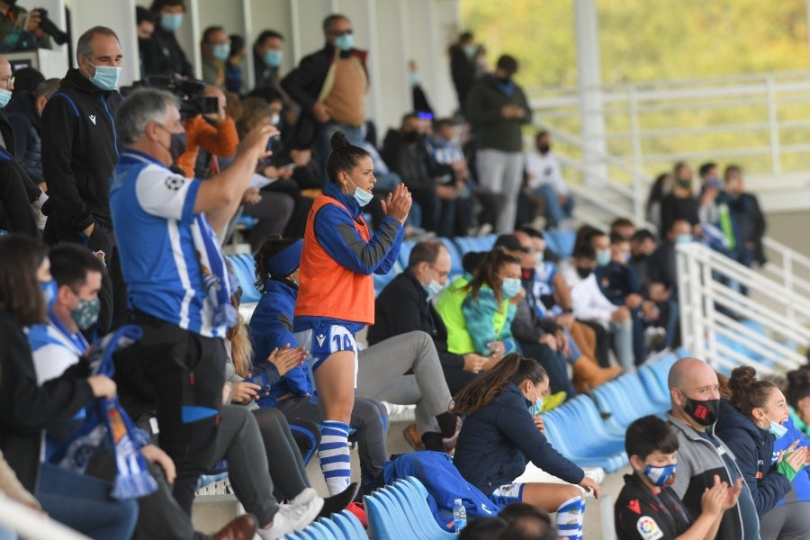 Muchos aficionados ya tenían mono de fútbol y hoy lo han podido saciar en el primer partido con aficionados que ha jugado la Real Sociedad esta temporada. Zubieta ha abierto las puertas bajo estrictas medidas de seguridad y de control a 150 aficionados en el Z7 de las instalaciones realistas y han disfrutado de la remontada y victoria de la Real. 