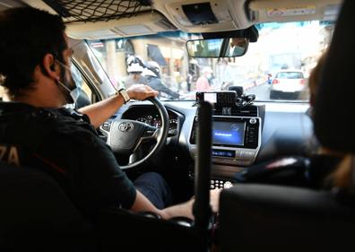 Imagen secundaria 1 - La ertzaina invita a una mujer a colocarse adecuadamente la mascarilla, por encima de la nariz. 