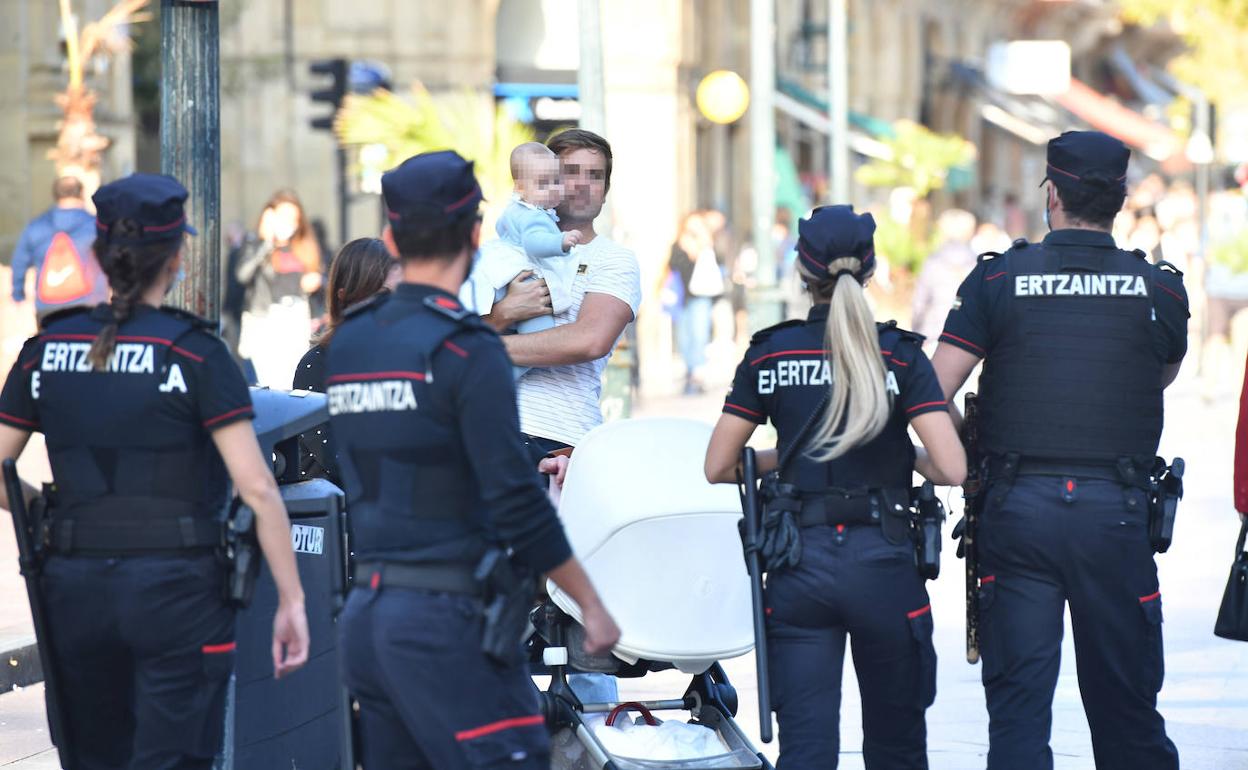 Los agentes tramitan una propuesta de sanción a un ciudadano que se niega reiteradamente a ponerse la mascarilla. 