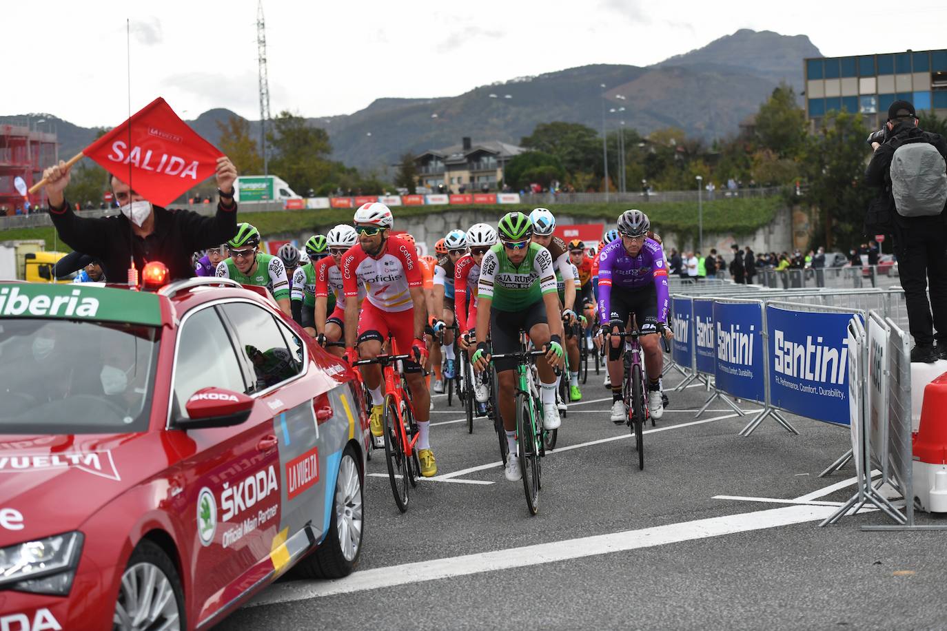 La salida neutralizada ha favorecido que el público haya podido ver a los ciclistas a un ritmo más bajo que el de competición por lo que han tenido oportunidad de incluso animarles por su nombre. 
