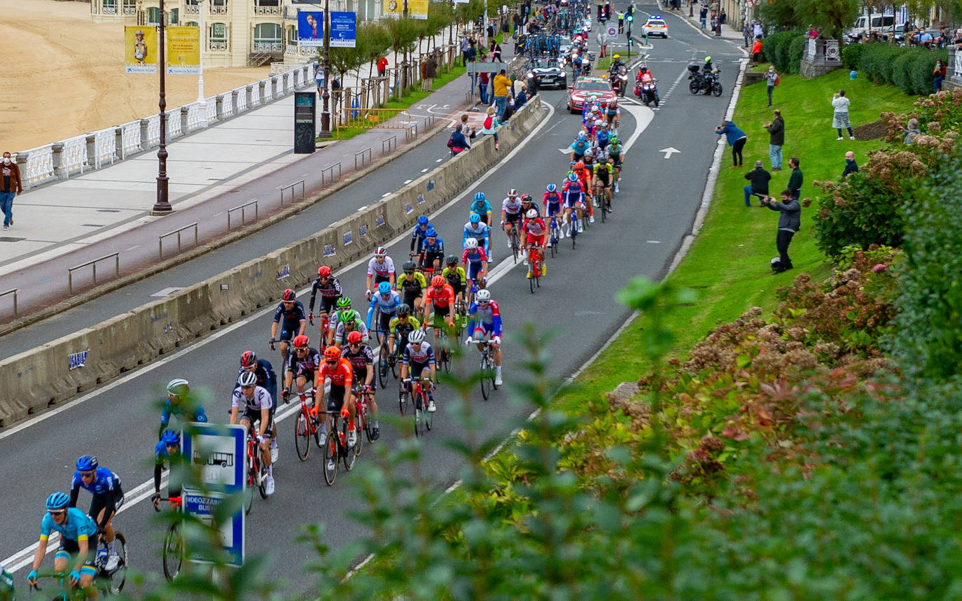 Los ciclistas de la Vuelta a España recorren las carreteras de Gipuzkoa y también han pasado por La Concha este mediodía