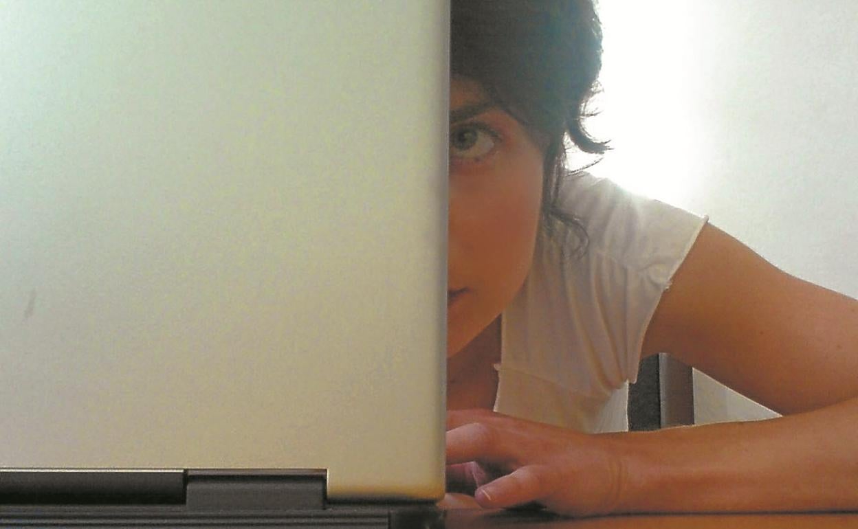 Internet es un medio cada vez más utilizado por maltratadores para acosar a sus víctimas.