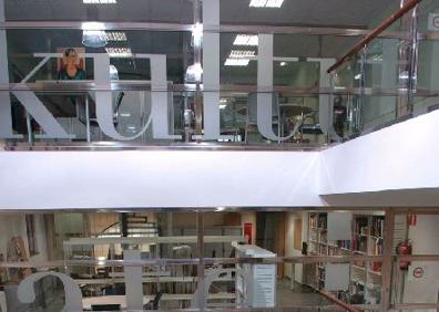 Imagen secundaria 1 - Parte de la sala de investigadores del Koldo Mitxelena se ha habilitado como zona de estudio. La biblioteca de Arraste. Una estudiante en una biblioteca.