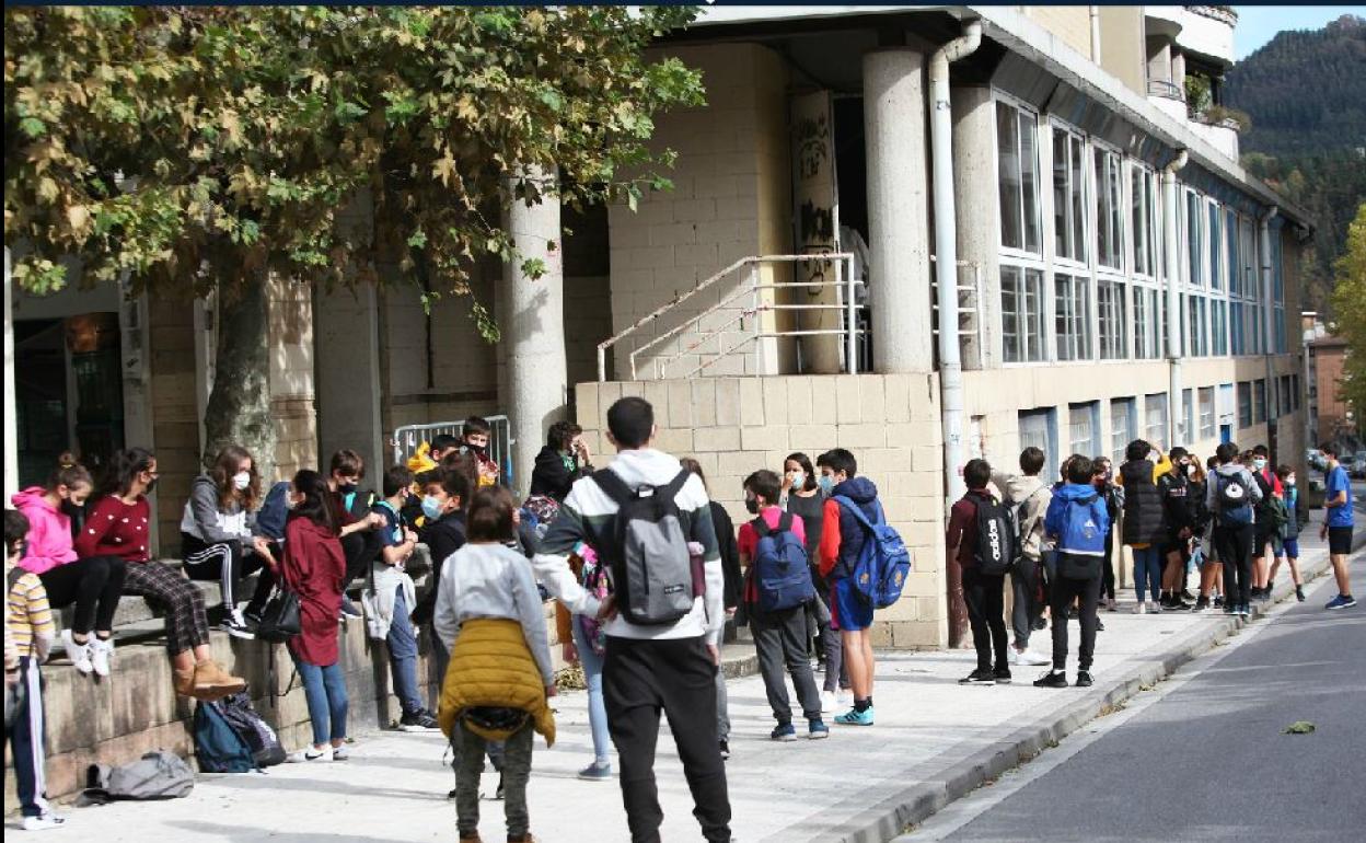 Alumnos y profesores de Jakintza, Oianguren y Goierri Lanbide Eskola están convocados para hacerse la PCR