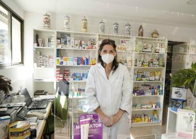 Imagen secundaria 1 - Tere, Nekane, Asun, Kontxi, Eugenia, Kontxi y Mari Jose toman un café en la plaza del Ayuntamiento de Berastegi. Jaione Ollo trabaja en la farmacia. Naiara Astibia atiende en su peluquería en Berastegi.