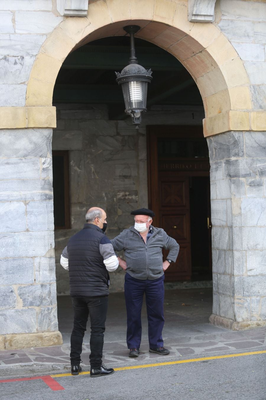 Las restricciones dividen desde hoy a pueblos en la muga que hacen vida en común, como Berastegi, Lesaka y Leitza. 