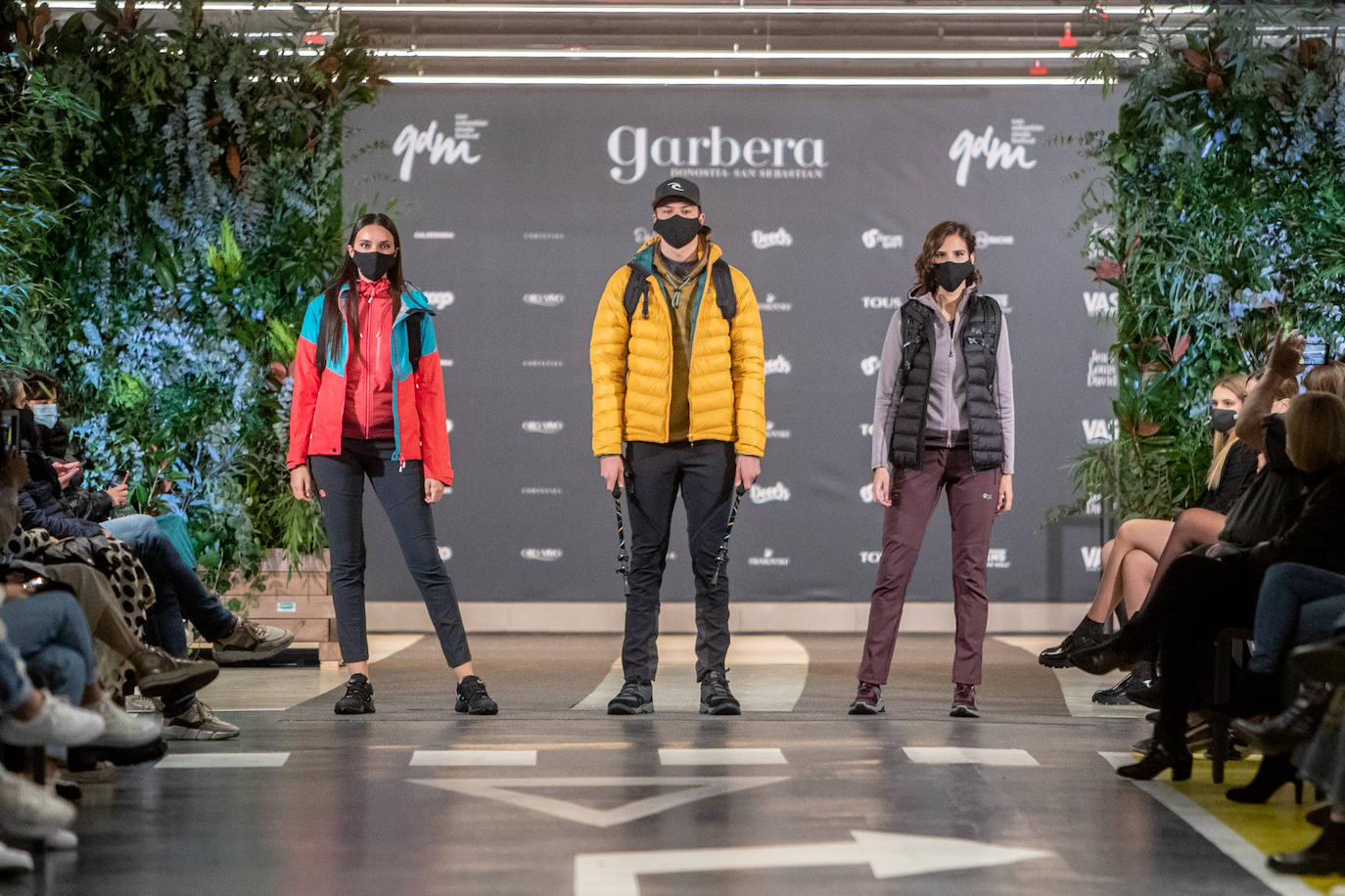 El nuevo parking de Garbera acogió el primer evento presencial de la «era Covid» dentro del GdM San Sebastián Moda Festival. Con el aforo completo, una puesta en escena sorprendente y colorista y un plantel de firmas primer nivel estatal, 15 firmas presentaron sus colecciones otoño-invierno 2020/2021 con un pase final cargado de simbolismo y apoyo al comercio de proximidad.