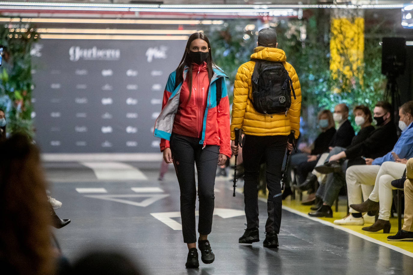 El nuevo parking de Garbera acogió el primer evento presencial de la «era Covid» dentro del GdM San Sebastián Moda Festival. Con el aforo completo, una puesta en escena sorprendente y colorista y un plantel de firmas primer nivel estatal, 15 firmas presentaron sus colecciones otoño-invierno 2020/2021 con un pase final cargado de simbolismo y apoyo al comercio de proximidad.