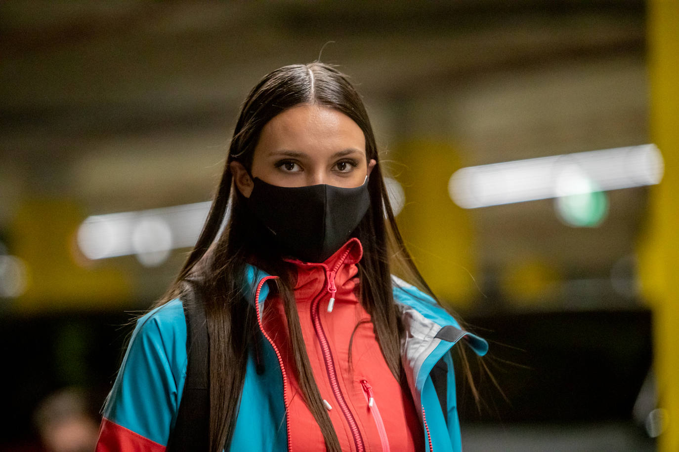El nuevo parking de Garbera acogió el primer evento presencial de la «era Covid» dentro del GdM San Sebastián Moda Festival. Con el aforo completo, una puesta en escena sorprendente y colorista y un plantel de firmas primer nivel estatal, 15 firmas presentaron sus colecciones otoño-invierno 2020/2021 con un pase final cargado de simbolismo y apoyo al comercio de proximidad.