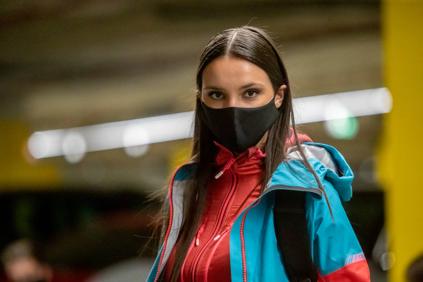 El nuevo parking de Garbera acogió el primer evento presencial de la «era Covid» dentro del GdM San Sebastián Moda Festival. Con el aforo completo, una puesta en escena sorprendente y colorista y un plantel de firmas primer nivel estatal, 15 firmas presentaron sus colecciones otoño-invierno 2020/2021 con un pase final cargado de simbolismo y apoyo al comercio de proximidad.