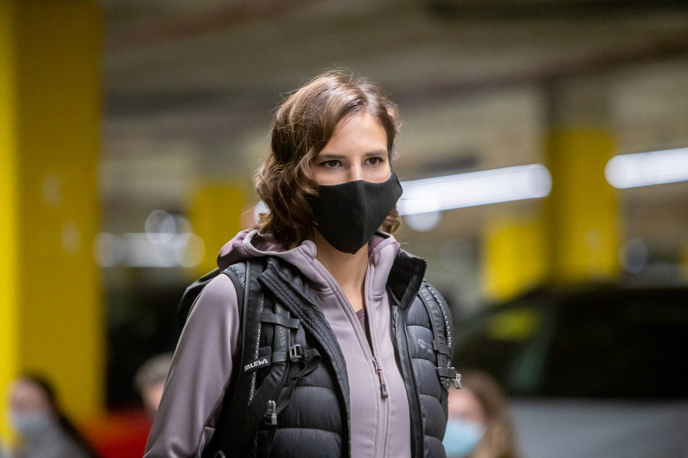 El nuevo parking de Garbera acogió el primer evento presencial de la «era Covid» dentro del GdM San Sebastián Moda Festival. Con el aforo completo, una puesta en escena sorprendente y colorista y un plantel de firmas primer nivel estatal, 15 firmas presentaron sus colecciones otoño-invierno 2020/2021 con un pase final cargado de simbolismo y apoyo al comercio de proximidad.