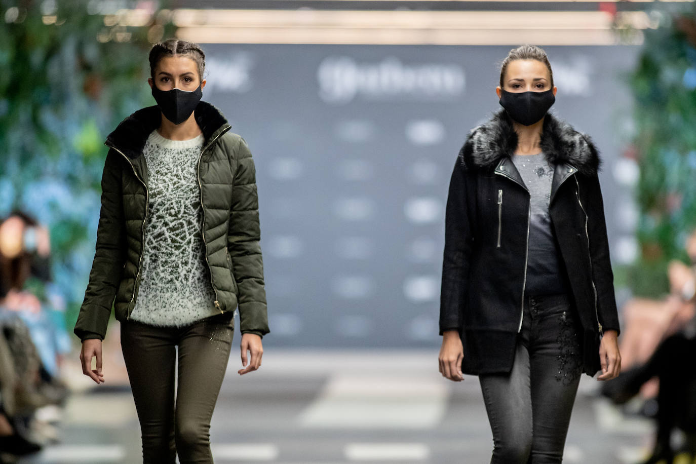 El nuevo parking de Garbera acogió el primer evento presencial de la «era Covid» dentro del GdM San Sebastián Moda Festival. Con el aforo completo, una puesta en escena sorprendente y colorista y un plantel de firmas primer nivel estatal, 15 firmas presentaron sus colecciones otoño-invierno 2020/2021 con un pase final cargado de simbolismo y apoyo al comercio de proximidad.