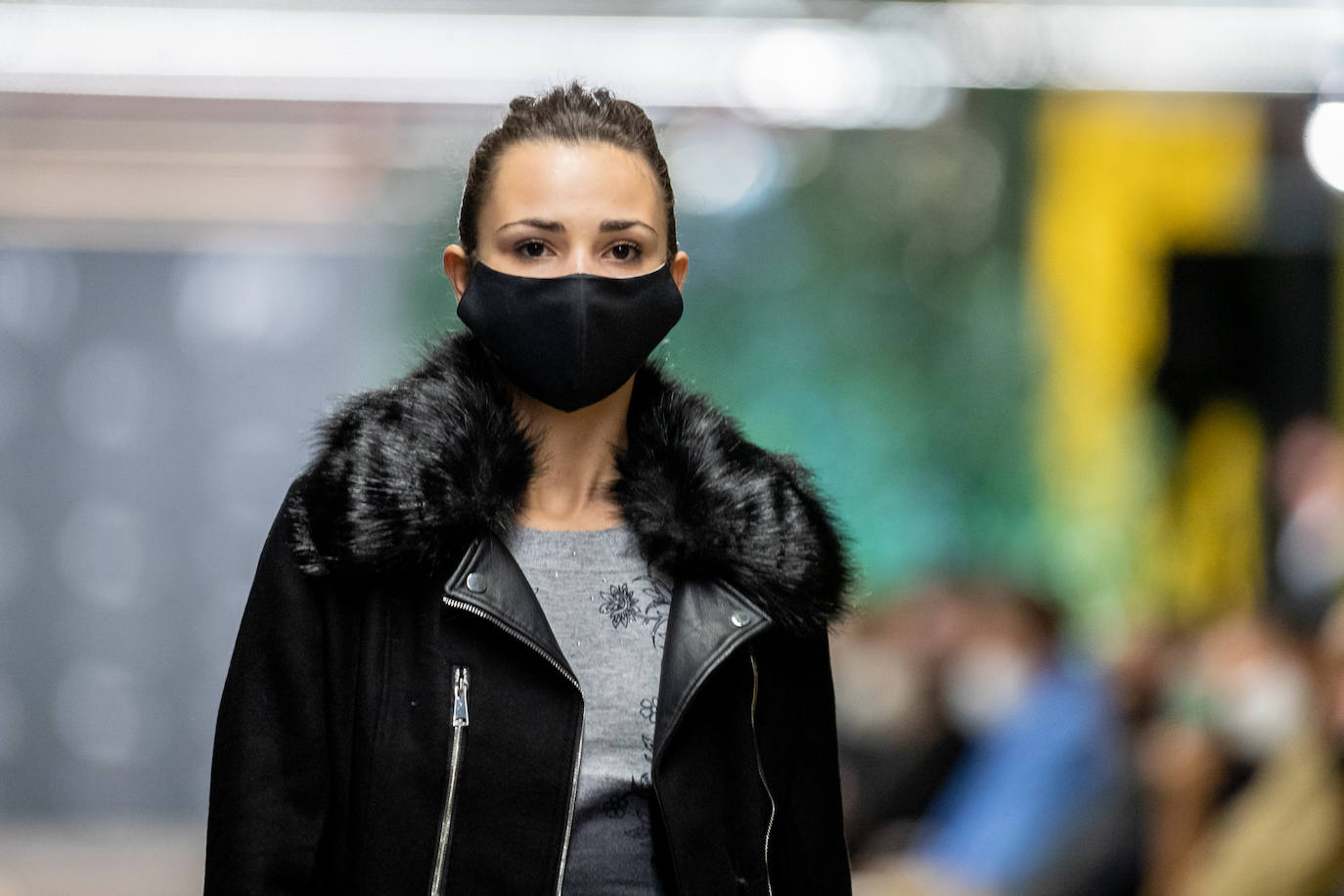 El nuevo parking de Garbera acogió el primer evento presencial de la «era Covid» dentro del GdM San Sebastián Moda Festival. Con el aforo completo, una puesta en escena sorprendente y colorista y un plantel de firmas primer nivel estatal, 15 firmas presentaron sus colecciones otoño-invierno 2020/2021 con un pase final cargado de simbolismo y apoyo al comercio de proximidad.