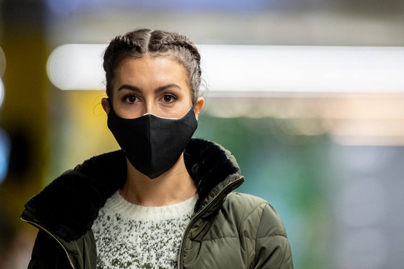 El nuevo parking de Garbera acogió el primer evento presencial de la «era Covid» dentro del GdM San Sebastián Moda Festival. Con el aforo completo, una puesta en escena sorprendente y colorista y un plantel de firmas primer nivel estatal, 15 firmas presentaron sus colecciones otoño-invierno 2020/2021 con un pase final cargado de simbolismo y apoyo al comercio de proximidad.