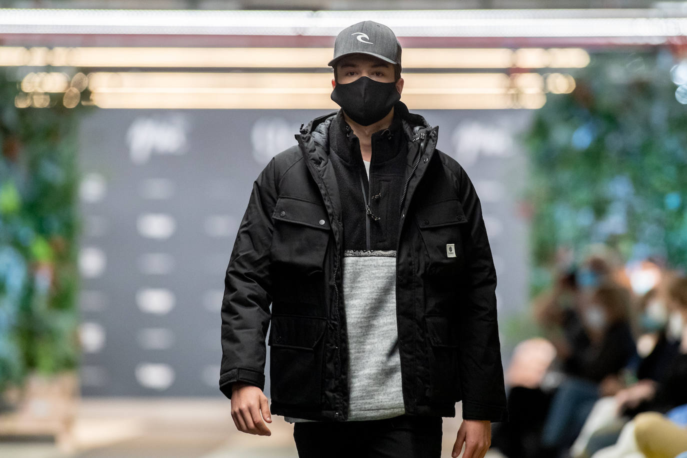 El nuevo parking de Garbera acogió el primer evento presencial de la «era Covid» dentro del GdM San Sebastián Moda Festival. Con el aforo completo, una puesta en escena sorprendente y colorista y un plantel de firmas primer nivel estatal, 15 firmas presentaron sus colecciones otoño-invierno 2020/2021 con un pase final cargado de simbolismo y apoyo al comercio de proximidad.