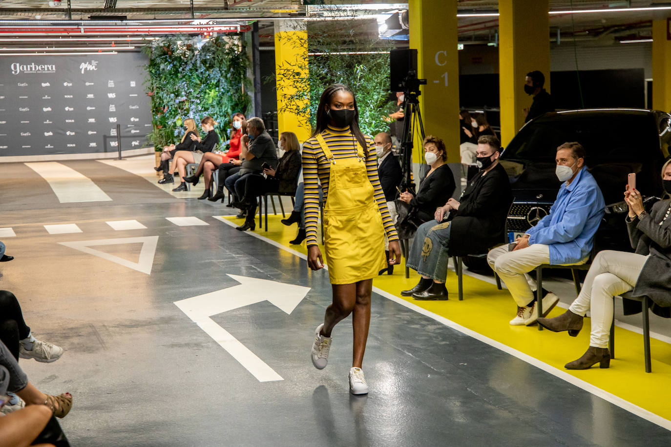 El nuevo parking de Garbera acogió el primer evento presencial de la «era Covid» dentro del GdM San Sebastián Moda Festival. Con el aforo completo, una puesta en escena sorprendente y colorista y un plantel de firmas primer nivel estatal, 15 firmas presentaron sus colecciones otoño-invierno 2020/2021 con un pase final cargado de simbolismo y apoyo al comercio de proximidad.