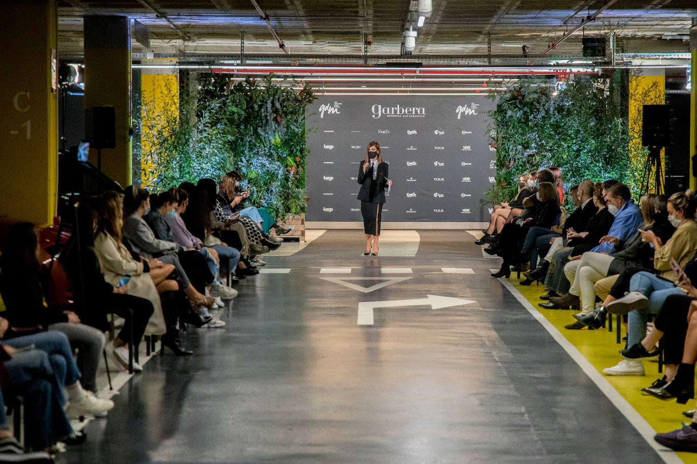 El nuevo parking de Garbera acogió el primer evento presencial de la «era Covid» dentro del GdM San Sebastián Moda Festival. Con el aforo completo, una puesta en escena sorprendente y colorista y un plantel de firmas primer nivel estatal, 15 firmas presentaron sus colecciones otoño-invierno 2020/2021 con un pase final cargado de simbolismo y apoyo al comercio de proximidad.