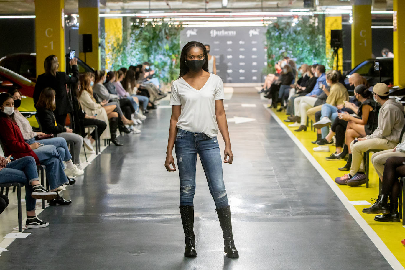 El nuevo parking de Garbera acogió el primer evento presencial de la «era Covid» dentro del GdM San Sebastián Moda Festival. Con el aforo completo, una puesta en escena sorprendente y colorista y un plantel de firmas primer nivel estatal, 15 firmas presentaron sus colecciones otoño-invierno 2020/2021 con un pase final cargado de simbolismo y apoyo al comercio de proximidad.